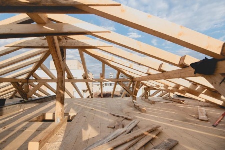 Pourquoi faire appel à un charpentier couvreur qualifié pour vos travaux ?